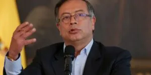 Leia mais sobre o artigo Estados Unidos revogam visto do presidente da Colômbia