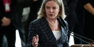 Leia mais sobre o artigo Gleisi critica EUA por fala de uso de “poder militar” contra Brasil