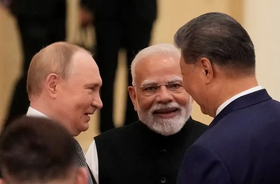 No momento, você está visualizando Xi Jinping defende nova ordem global em cúpula com Rússia e Índia