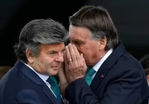 Leia mais sobre o artigo Fux diverge de Moraes e Dino, absolve Bolsonaro e condena Braga Netto e Cid