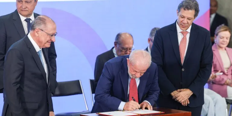 Lula envia à Câmara projeto para regulação econômica de big techs