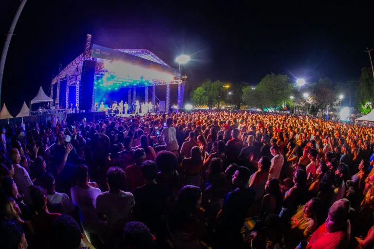 Praça Generoso Ponce reúne multidão em show da Turma do Pagode nos 247 anos de Corumbá