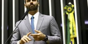 Leia mais sobre o artigo Moraes envia denúncia contra Eduardo Bolsonaro para Hugo Motta