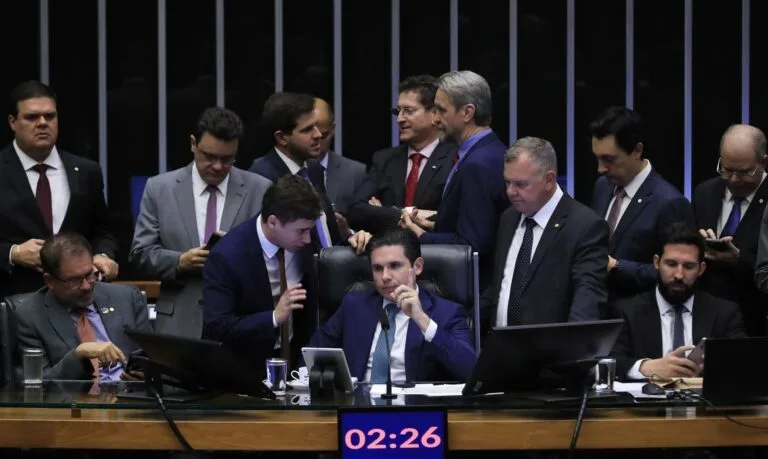 PEC da Blindagem é aprovada na Câmara e segue para análise do Senado