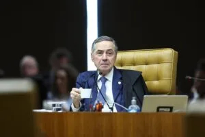 Ministro Luís Roberto Barroso anuncia aposentadoria do STF após 12 anos de atuação 4 Leia mais sobre o artigo Ministro Luís Roberto Barroso anuncia aposentadoria do STF após 12 anos de atuação