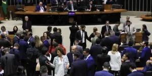 Leia mais sobre o artigo Câmara aumenta penas para crimes como extorsão e escudo humano