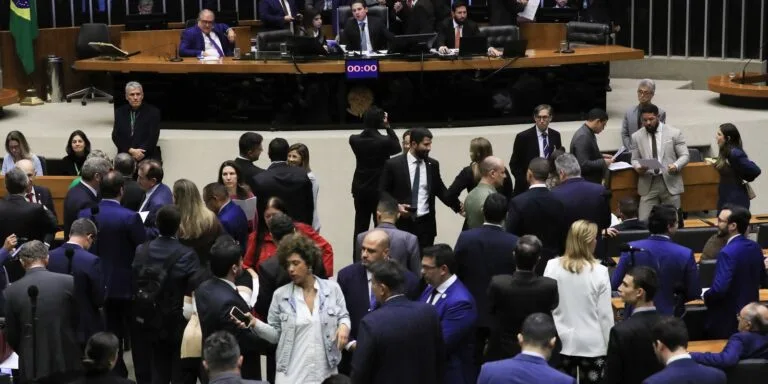 Câmara aumenta penas para crimes como extorsão e escudo humano