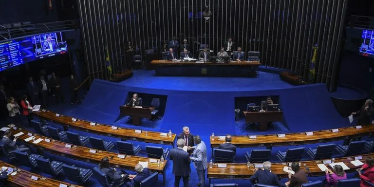 Congresso aprova projeto que torna permanente a isenção do Imposto de Renda até R$ 5 mil. Medida retira limite de cinco anos da LDO e segue para sanção presidencial.