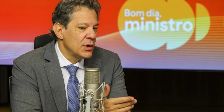 Haddad anuncia estudo sobre tarifa zero no transporte público; movimentos sociais pressionam governo em Brasília.