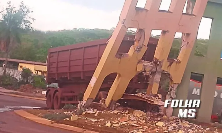Carreta colide com pórtico de entrada de Corumbá e estrutura fica comprometida