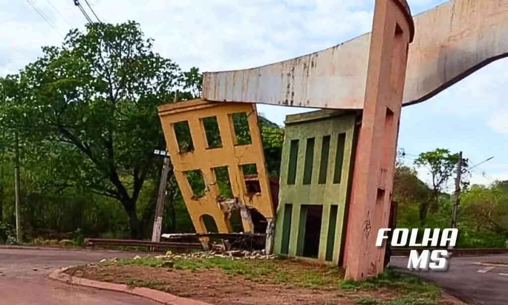 Carreta colide com pórtico de entrada de Corumbá e estrutura fica comprometida 2 Pórtico de entrada de corumbá