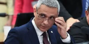 Leia mais sobre o artigo Moraes nega a deputado permissão para visitar Bolsonaro