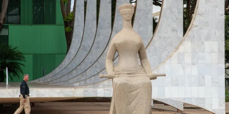 STF tem três votos para obrigar policiais a informar o direito ao silêncio em abordagens. Fachin, Dino e Zanin apoiam a tese; julgamento foi suspenso por pedido de vista.