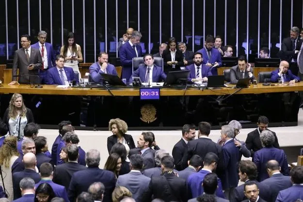 Leia mais sobre o artigo Câmara aprova isenção do IR para renda de até R$ 5 mil; texto segue para o Senado