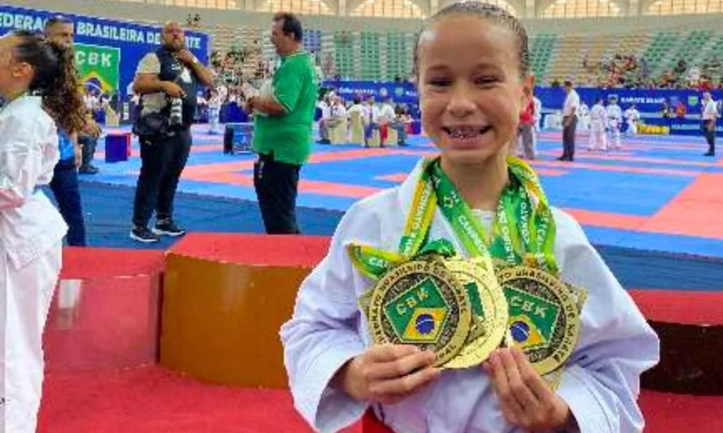 Karateca de MS brilha em João Pessoa e vira tricampeã brasileira 2 Aos 10 anos, a karateca Gabriele Cardoso conquista quatro medalhas no Brasileiro Interclubes de Karatê e se torna tricampeã brasileira.