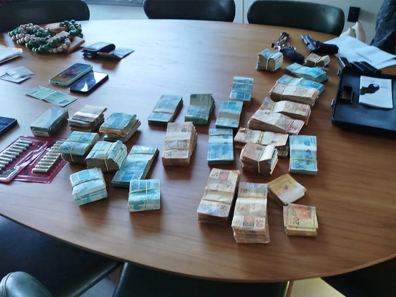 20251107 100601 original Foto dinheiro na mesa