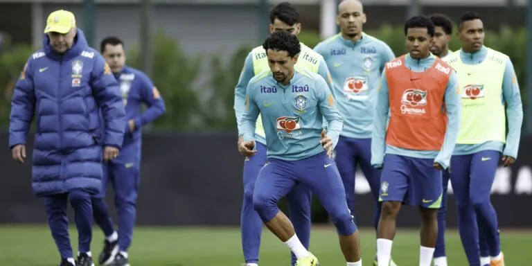 Ancelotti comanda primeiro treino da Seleção Brasileira em Londres com time completo para amistosos contra Senegal e Tunísia.