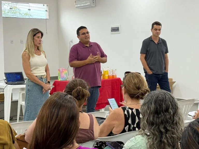 Prefeitura de Corumbá entrega celulares para escolas municipais e reforça comunicação com famílias