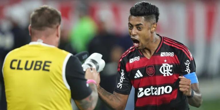 Flamengo vence, aproveita derrota do Palmeiras e volta a igualar rival