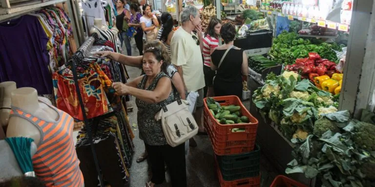 INPC recua para 0,03% em outubro e acumula 4,49% em 12 meses