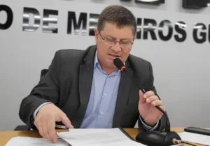 Leia mais sobre o artigo Bira pede retirada de faixa amarela para ampliar estacionamento no centro