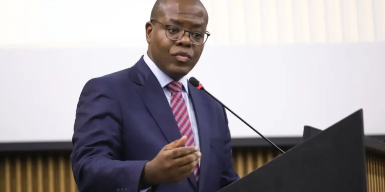 PF indicia ex-ministro Silvio Almeida por importunação sexual