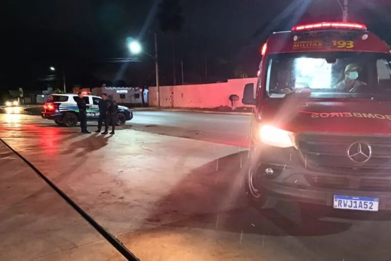 Motociclista de 25 anos sofre acidente na madrugada em Corumbá, é socorrido inconsciente pelo Corpo de Bombeiros e encaminhado ao Pronto-Socorro.