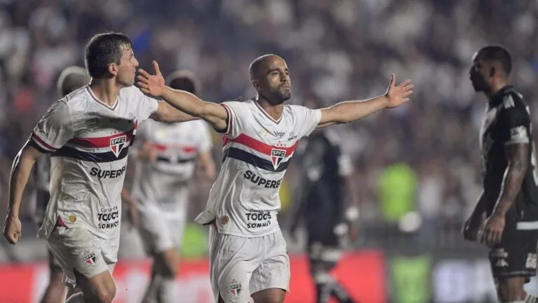São Paulo vence o Vasco por 2 a 0 em São Januário e segue firme na briga por uma vaga na Libertadores. Lucas Moura e Luiz Gustavo marcaram os gols.