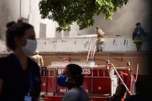 Leia mais sobre o artigo Número de mortos em incêndio em hospital de Bonsucesso sobe para sete