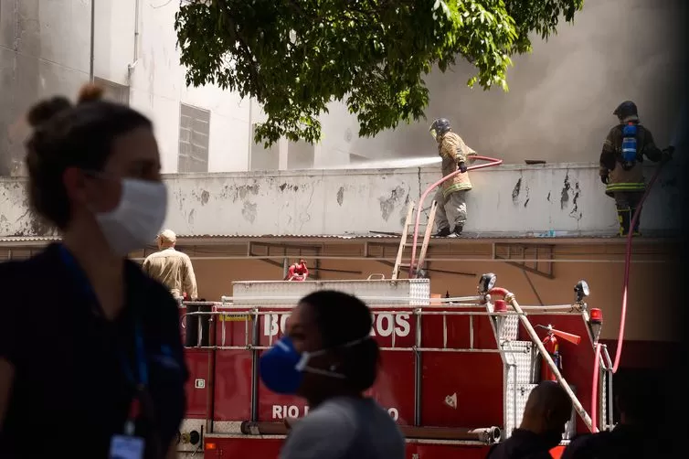 Você está visualizando atualmente Número de mortos em incêndio em hospital de Bonsucesso sobe para sete