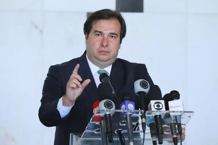 Leia mais sobre o artigo Maia sugere restrições para quem não se vacinar contra coronavírus